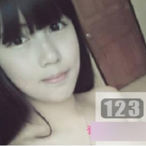 校花李宜辰的日常自拍照片在兰商学院散播