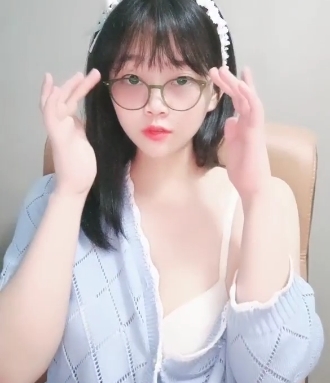 00后快手甜美舞蹈生桃子最新合集10V500M，清新活力家里自拍